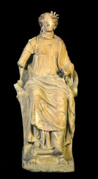 Statua femminile in trono