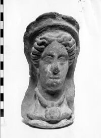 testa femminile votiva