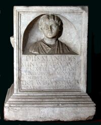 Altare funerario di Minucia Suavis