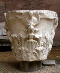 Capitello corinzieggiante figurato