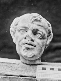 Frammento di sarcofago a lenòs con filosofi