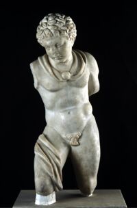Statua di un giovinetto