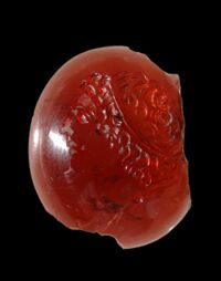 Granato con raffigurazione di testa virile