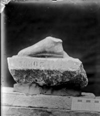 Frammento di sarcofago a lenòs con filosofi