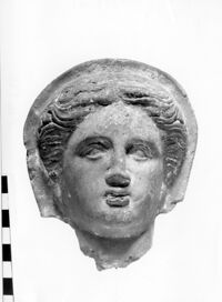 testa femminile votiva