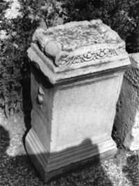 ara funeraria con iscrizione