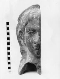 mezza testa maschile votiva