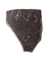 Frammento di vaso in bucchero graffito