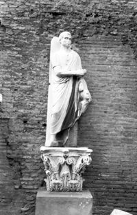 Rilievo funerario e capitello