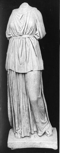 Statua femminile acefala