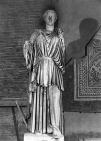 statua colossale femminile