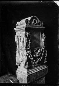 Altare funerario dedicato a T. Apusulenus Caerellianus