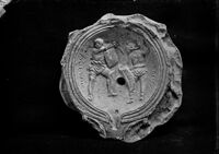 Lucerna con figurazioni di gladiatori