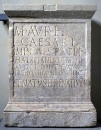 Base dedicata a Marco Aurelio