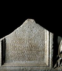 Coperchio di sarcofago con iscrizione greca