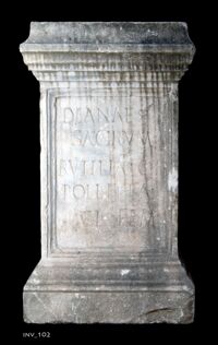 Base con dedica a Diana