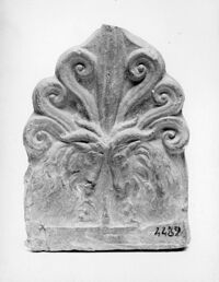 Antefissa con palmetta e protomi di caprone