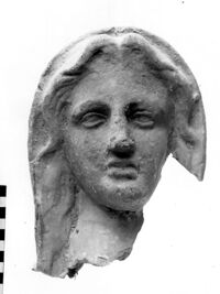 testa femminile votiva