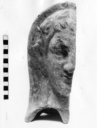 mezza testa maschile votiva