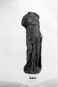 Statua femminile panneggiata