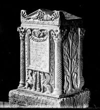 Altare cinerario di Rubria Philete con grifi e candelabro