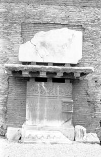 Iscrizioni e cornice