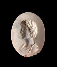 Calcedonio con raffigurazione di busto maschile