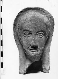 testa maschile votiva