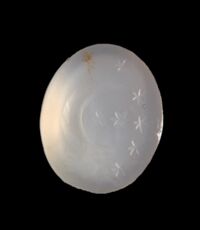 Calcedonio con raffigurazione di Luna e Pleiadi