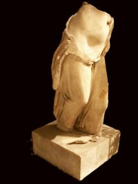 Torso di statua femminile