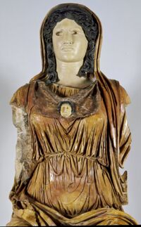 Statua colossale di divinità seduta