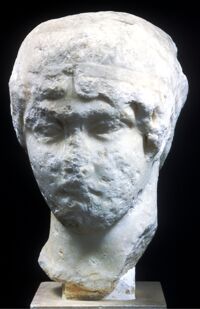 Testa femminile di peplophoros