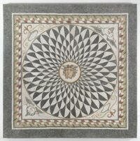 Mosaico policromo pavimentale con testa di Medusa