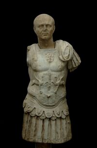 Statua loricata con testa ritratto