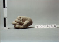 statua/ mano