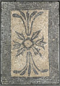 Mosaico con motivo geometrico e pseudoemblema centrale e soglia