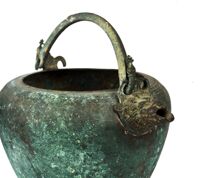 Situla con decorazione a testa di leone