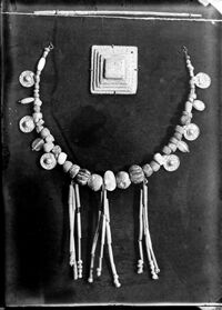 Borchia e collana con pendenti da Nocera Umbra