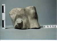 statua maschile/ gamba