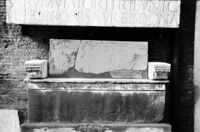 Epigrafe su sarcofago e mensole