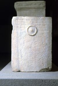 Cippo con iscrizione