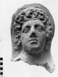 testa maschile votiva