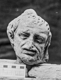 Frammento di sarcofago a lenòs con filosofi