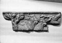 Frammento di alzata di sarcofago con scena di caccia