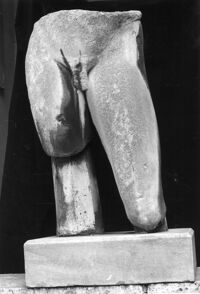 statua maschile/ gamba