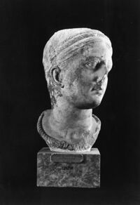 Testa di donna con torques