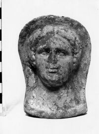 testa femminile votiva