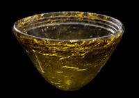 Coppa in vetro con scanalature all'interno