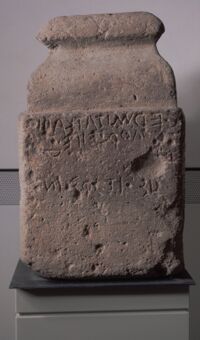 Base  votiva di  <i>Qetios</i>