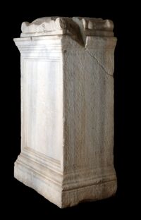 Ara con dedica agli dei degli equites singulares